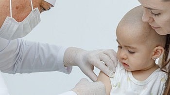 इस तस्वीर में डॉक्टर एक बच्चे को टीका देते हुए नज़र आ रही है