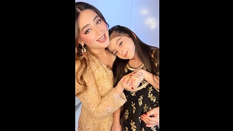 एक महिला और बच्ची साथ में, पारिवारिक समय और देखभाल का प्रतीक।