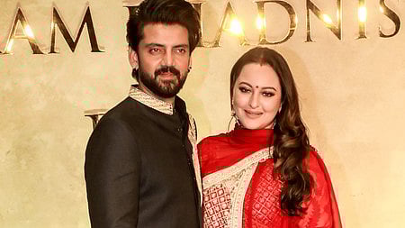 इस तस्वीर में सोनाक्षी सिन्हा और उनके पति जहीर के साथ खड़ी दिख रही है