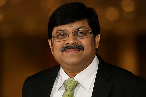 इस तस्वीर में डॉक्टर केतन देसाई काले रंग का कोट और सफेद पैंट पहने हुए हैं।