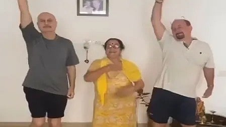 तीन लोग खड़े हुए, एक साथ खड़े परिवार या समूह का दृश्य|