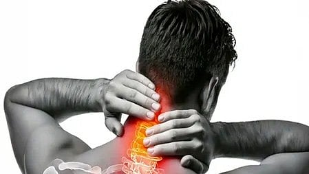 एक आदमी अपनी पीठ और गर्दन पकड़कर दर्द महसूस कर रहा है|