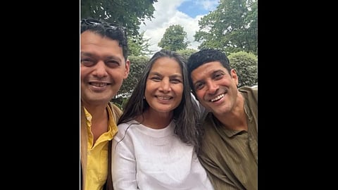 शबाना आजमी अपने दो अनमोल रतन के साथ बैठे हुए फैंस के लिए पोज़ देती हुई