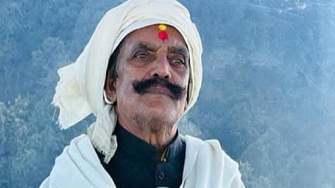 इस तस्वीर में 75 वर्षीय दुलारचंद यादव ने सिर पर सफेद कपड़ा बांध रखा है और माथे पर तिलक लगाया हुआ है।