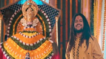 खाटू श्याम भगवान और हंसराज रघुवंशी भक्ति भाव में नजर आ रहे हैं, नए भक्ति गीत के प्रमोशन के दौरान।