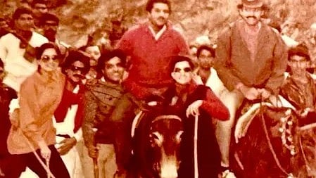 पुराने ज़माने की एक दुर्लभ तस्वीर, जिसमें बोनी कपूर और अन्य लोग फिल्म सेट या यात्रा के दौरान नजर आ रहे हैं।