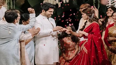 इस तस्वीर में सगाई समारोह के दौरान अंगूठी पहनाते हुए जोड़ा नजर आ रहा है।