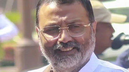 भाजपा सांसद निशिकांत दुबे भाषण देते हुए नजर आ रहे हैं।