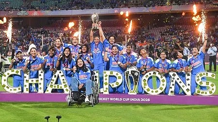 महिला क्रिकेट टीम महिला वर्ल्ड कप 2025 जीतने के बाद जीत की खुशी के साथ मुस्कुराती हुई।