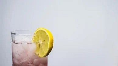 ग्लास में लोडेड वॉटर, विटामिन और मिनरल्स से समृद्ध।