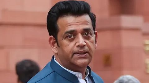 भाजपा सांसद रवि किशन जनता से मिलते हुए|