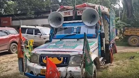 मनेर में खड़ा एक व्यक्ति, संभवतः राजद प्रचार अभियान से जुड़ा