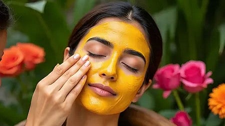 लड़की के चेहरे पर आयुर्वेदिक फेस पैक लगा हुआ, स्वस्थ और ग्लोइंग त्वचा के लिए|