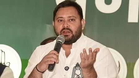 तेजस्वी यादव चुनावी सभा में बोलते हुए|