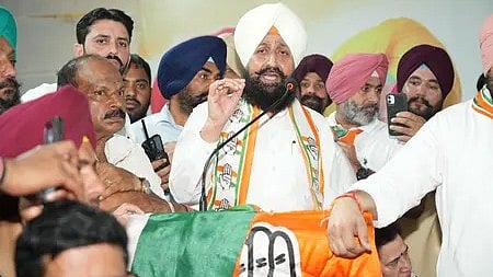 पंजाब में एक सिख सर्दार खड़े होकर बोलते हुए|