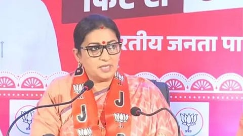 स्मृति ईरानी सभा में बोलते हुए|