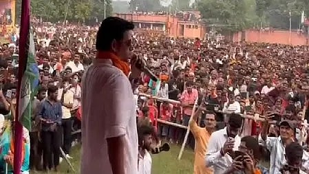 बिहार की जनसभा में सांसद रवि किशन विपक्षी दलों पर निशाना साधते हुए भाषण देते हुए।