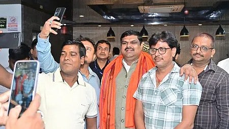 बिहार चुनाव प्रचार में भाजपा के नेता मंच पर नजर आते हुए|