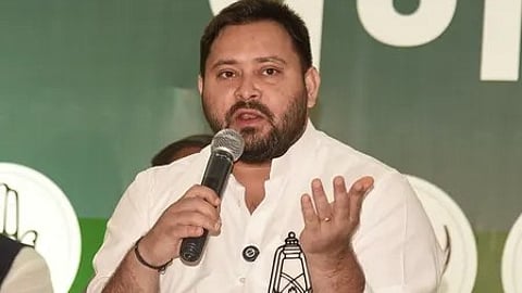 बिहार में चुनावी जनसभा के दौरान तेजस्वी यादव की तस्वीर