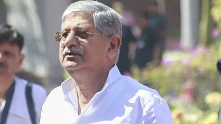 सड़क पर चलते हुए एक आदमी|