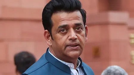 रवि किशन चुनावी सभा में भाषण देते हुए|