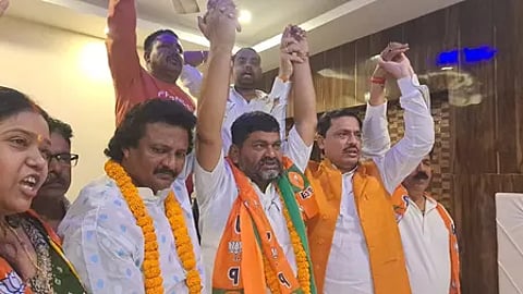 मुंगेर विधानसभा क्षेत्र में जन सुराज पार्टी के लोग भाजपा में शामिल होते हुए।