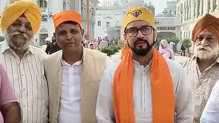 पटना साहिब गुरुद्वारा में भाजपा सांसद अनुराग ठाकुर खड़े हुए|