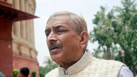 प्रमोद तिवारी बिहार विधानसभा चुनाव में मीडिया से बात करते हुए|