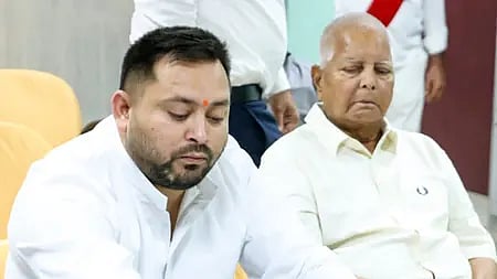 पटना के वेटनरी कॉलेज बूथ पर लालू यादव और तेजस्वी यादव मतदान करते हुए।