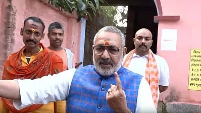 बिहार चुनाव 2025 के पहले चरण में मतदान केंद्र से वोट डालकर निकलते हुए एक मतदाता।