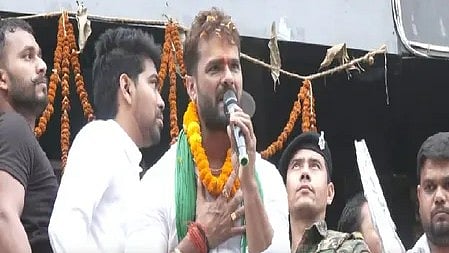 छपरा सीट से खेसारी लाल यादव मतदान करते हुए नजर आ रहे हैं|