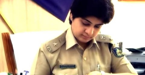 इस तस्वीर में सोनिया नारंग अपने कार्यालय में काम करते हुए दिखाई दे रही हैं और उन्होंने पुलिस की वर्दी पहन रखी है।