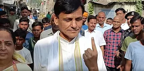 नितिन मतदान करते हुए विधानसभा चुनाव 2025 में वोट डालते दिखाई दे रहे हैं।