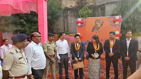 पटना में बिहार विधानसभा चुनाव 2025 के दौरान अंतर्राष्ट्रीय प्रतिनिधि मतदान व्यवस्था का निरीक्षण करते हुए।