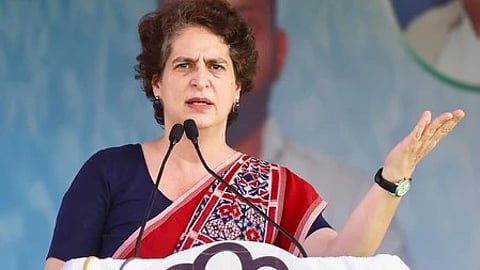 प्रियंका गांधी वाड्रा मतदान केंद्र पर मतदाताओं से वोट करने की अपील करती हुईं।