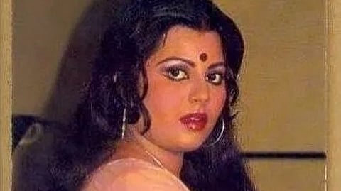 तस्वीर में दिग्गज बॉलीवुड अभिनेत्री सुलक्षणा पंडित नजर आ रही हैं।