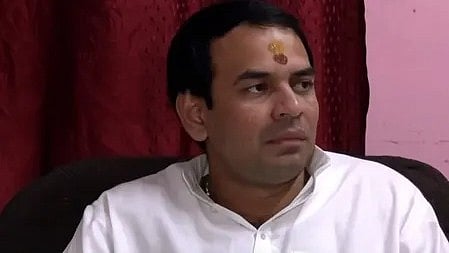 तेज प्रताप यादव महुआ सीट से जीत का दावा करते हुए।