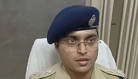 बक्सर विधानसभा चुनाव 2025 में मतदान सुरक्षा में तैनात पुलिसकर्मी।