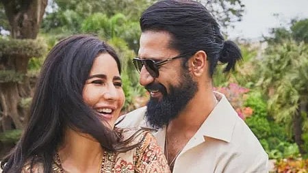 कटरीना कैफ और विक्की कौशल अपने नवजात बेटे के साथ मुस्कुराते हुए।