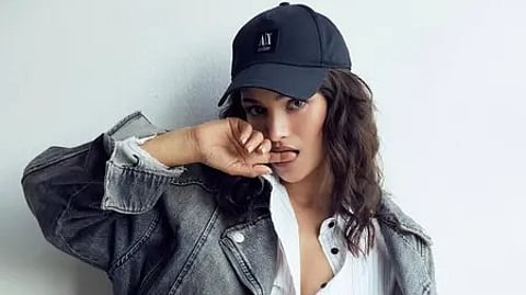 वर्तिका सिंह फिल्म 'हक' के सेट पर पोज़ देती हुईं।