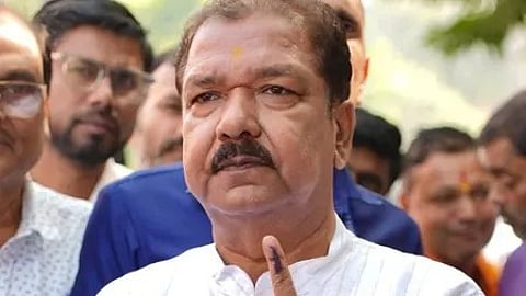 दिलीप जायसवाल मतदान के बाद वोट डालते हुए|