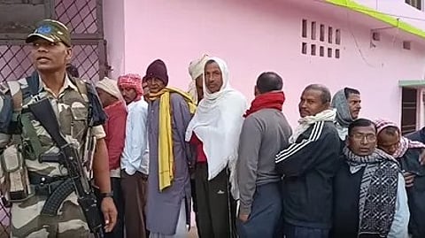 बिहार चुनाव 2025 में मतदान केंद्र पर मतदाता लाइन में खड़े|