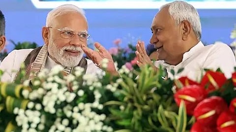 प्रधानमंत्री नरेंद्र मोदी और मुख्यमंत्री नीतीश कुमार वोटिंग के दौरान मुस्कुराते हुए|