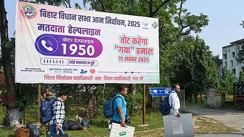 बिहार विधानसभा चुनाव 2025 का पोस्टर, जिस पर बिहार विधान सभा चुनाव लिखा हुआ है।