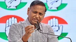 पो़डियम पर बोलते हुआ
आदमी|