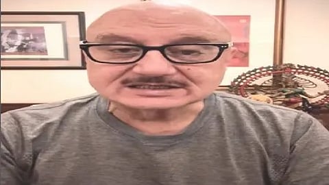 अनुपम खेर नज़र आ रहे है|