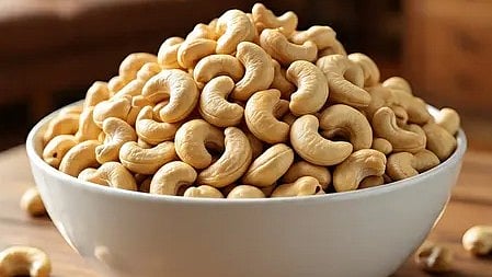 एक बाउल में ताजे और हेल्दी काजू|