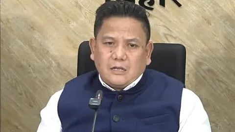 इस तस्वीर में एक व्यक्ति दिखाई दे रहा है।