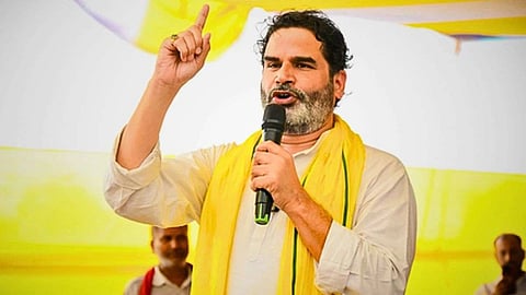 इस तस्वीर में प्रशांत किशोर कुछ बोलते हुए दिख रहे है, और उन्होंने सफ़ेद रंग का कुर्ता पहना है