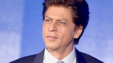 सामने शाहरुख़ ख़ान मौजूद हैं|